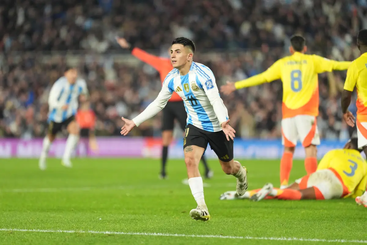 Thiago Almada celebra un gol con la selección argentina - Argentina