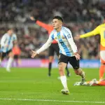 Thiago Almada celebra un gol con la selección argentina - Argentina