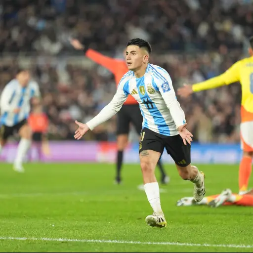 Thiago Almada celebra un gol con la selección argentina - Argentina