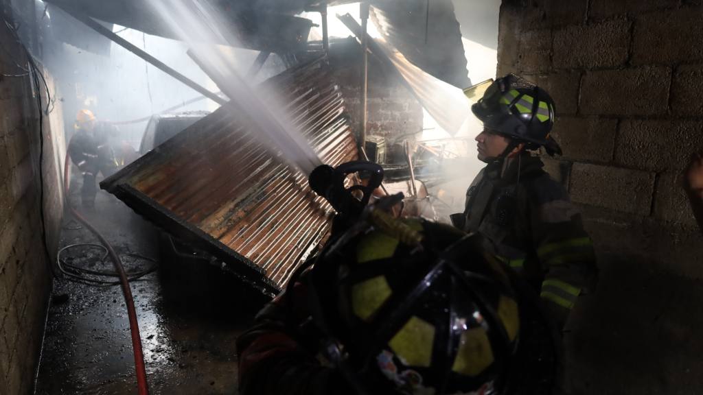 Rescatan varios perritos en incendio de Canalitos, zona 24 | Bomberos Voluntarios