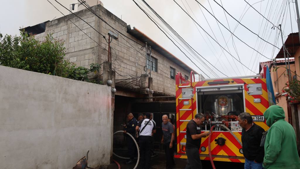 Rescatan varios perritos en incendio de Canalitos, zona 24 | Bomberos Voluntarios