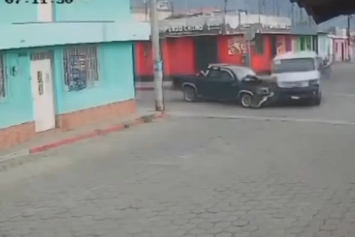 Varias personas salieron expulsadas al impacto entre ambos vehículos., Captura de pantalla.