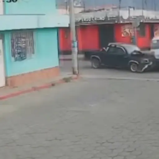 Varias personas salieron expulsadas al impacto entre ambos vehículos. ,Captura de pantalla.