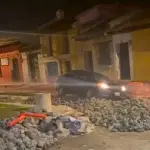 El conductor pasó sobre varios obstáculos, sin considerar posibles daños a su vehículo. ,Captura de pantalla.