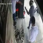 El hecho de violencia fue captado por una cámara de vigilancia. ,Captura de pantalla.