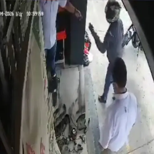 El hecho de violencia fue captado por una cámara de vigilancia. ,Captura de pantalla.