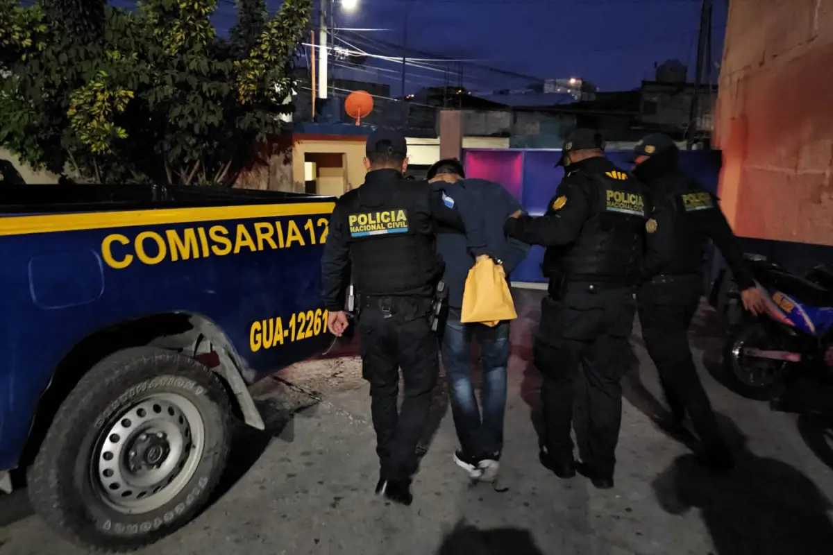El adulto que fue detenido por la PNC fue trasladado a un juzgado de turno. , PNC de Guatemala.