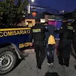 El adulto que fue detenido por la PNC fue trasladado a un juzgado de turno.  ,PNC de Guatemala.