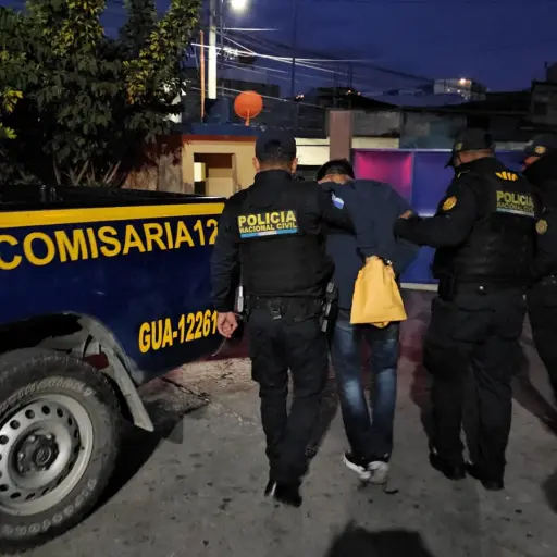 El adulto que fue detenido por la PNC fue trasladado a un juzgado de turno.  ,PNC de Guatemala.
