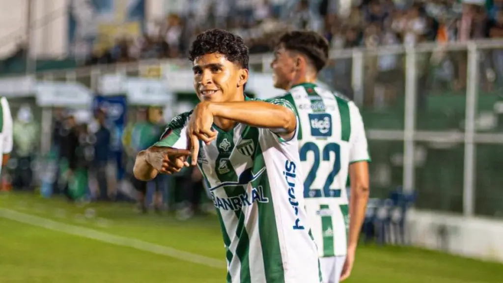 William Fajardo celebrando gol ante Guastatoya 