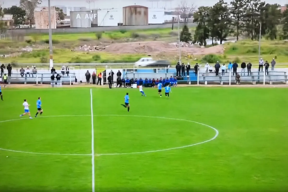 Una pelota provocó un insólito accidente en pleno partido en Uruguay - Captura de pantalla