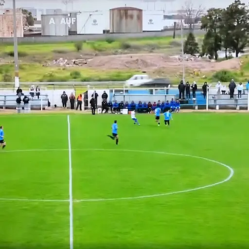 Una pelota provocó un insólito accidente en pleno partido en Uruguay - Captura de pantalla