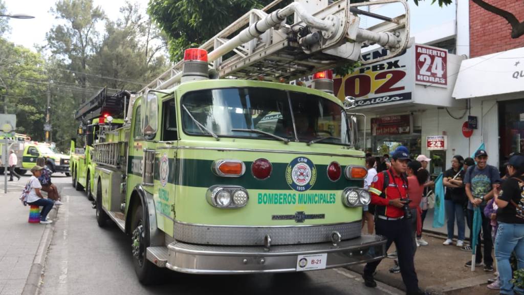 Bomberos Municipales celebran su 71 aniversario con desfile | Bomberos Municipales