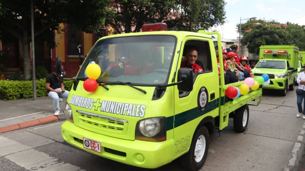 Bomberos Municipales celebran su 71 aniversario con desfile | Bomberos Municipales
