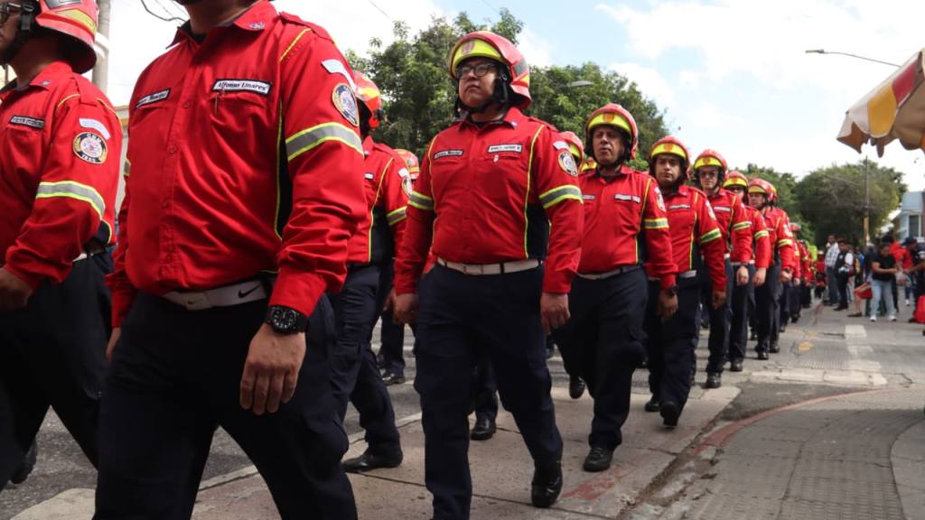 Bomberos Municipales celebran su 71 aniversario con desfile | Bomberos Municipales
