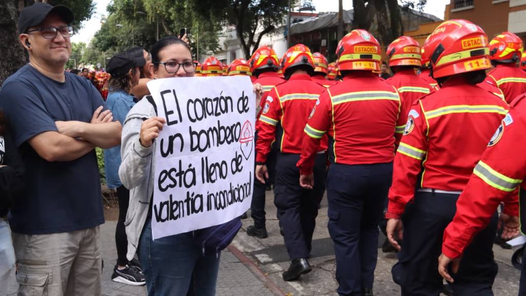 Bomberos Municipales celebran su 71 aniversario con desfile | Bomberos Municipales