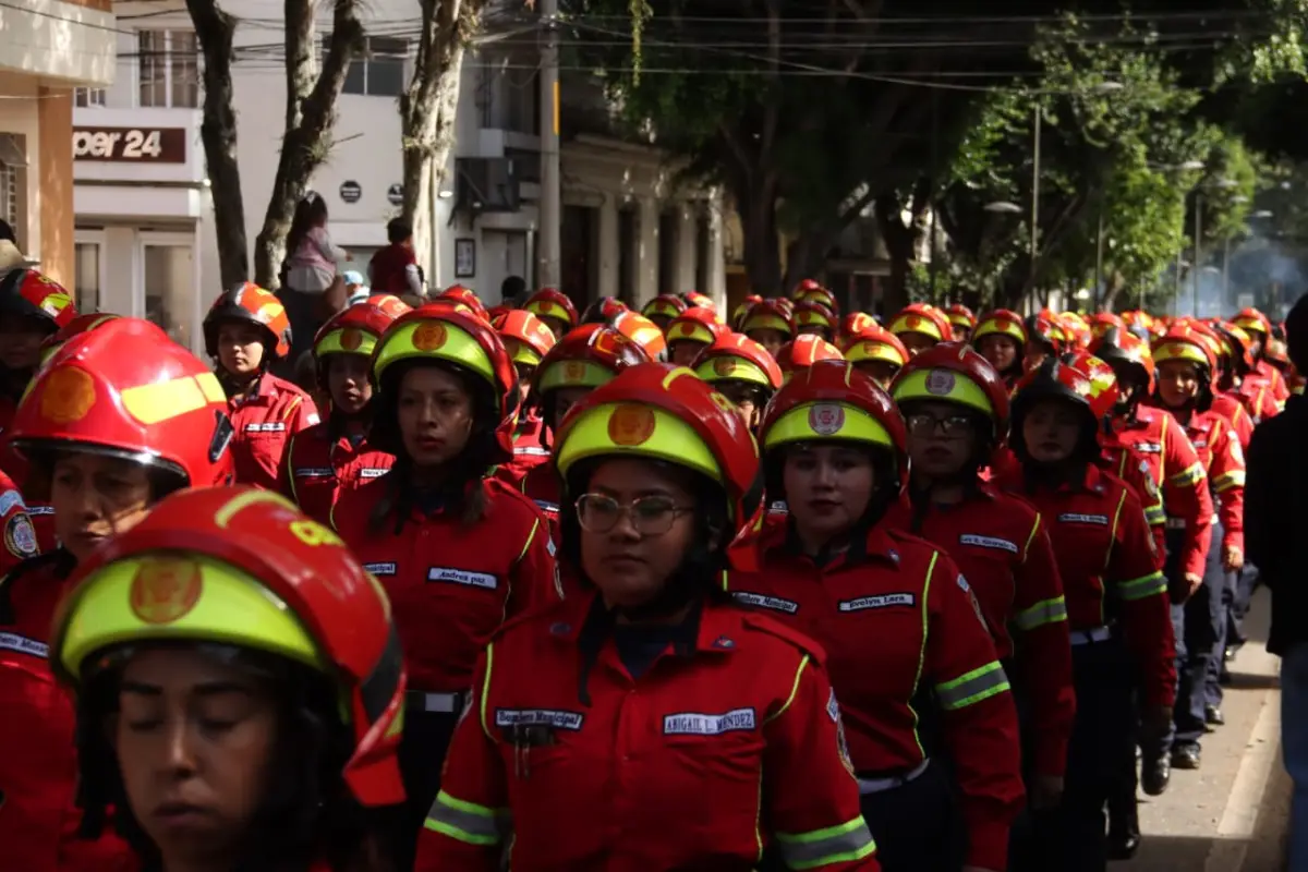 Las diferentes unidades de Bomberos Municipales llenaron la 6a. avenida, entre las zonas 1 y 2 de la capital., Alex Meoño 
