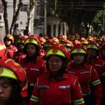 Las diferentes unidades de Bomberos Municipales llenaron la 6a. avenida, entre las zonas 1 y 2 de la capital. ,Alex Meoño 