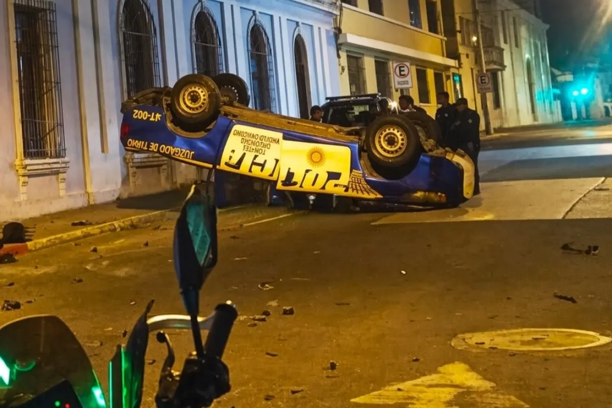 Una patrulla quedó con las llantas para arriba tras un choque en la zona 1., Amilcar Montejo