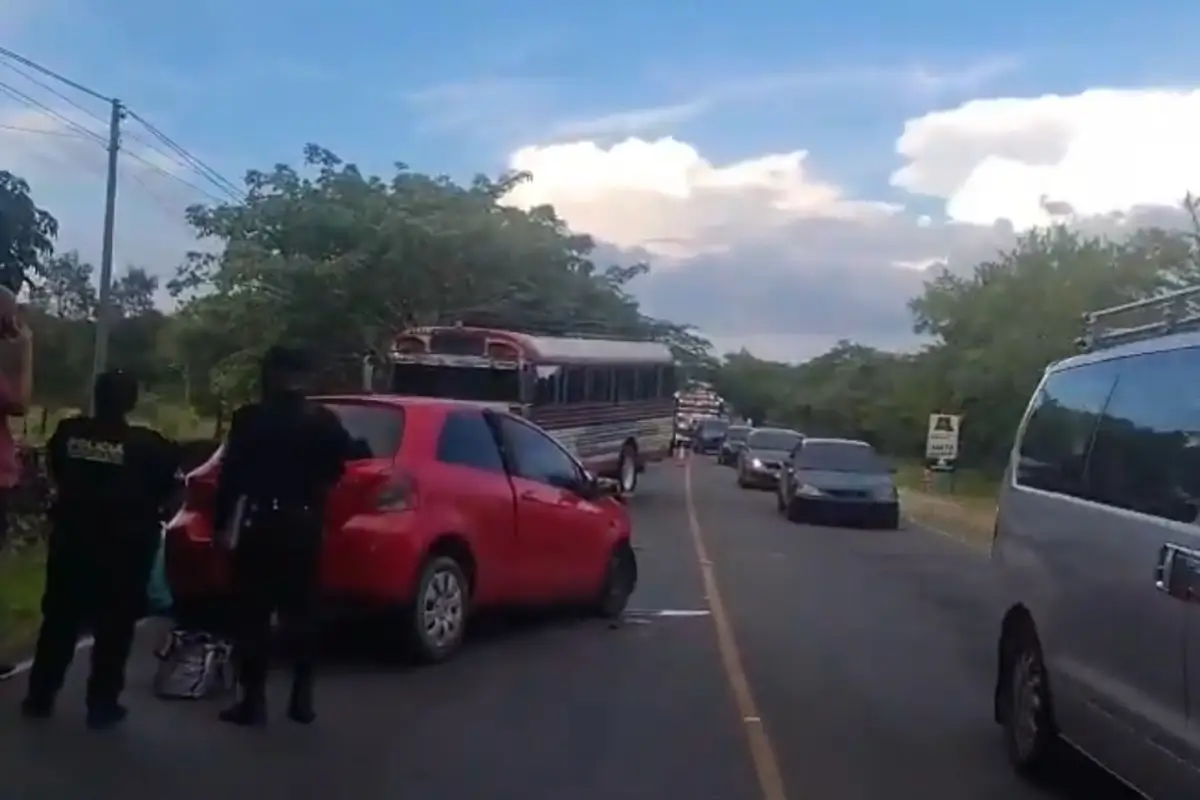 El mensaje se emitió luego de que un autobús chocara contra un carro sedán en la ruta a El Salvador., Captura de pantalla.