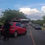 El mensaje se emitió luego de que un autobús chocara contra un carro sedán en la ruta a El Salvador. ,Captura de pantalla.