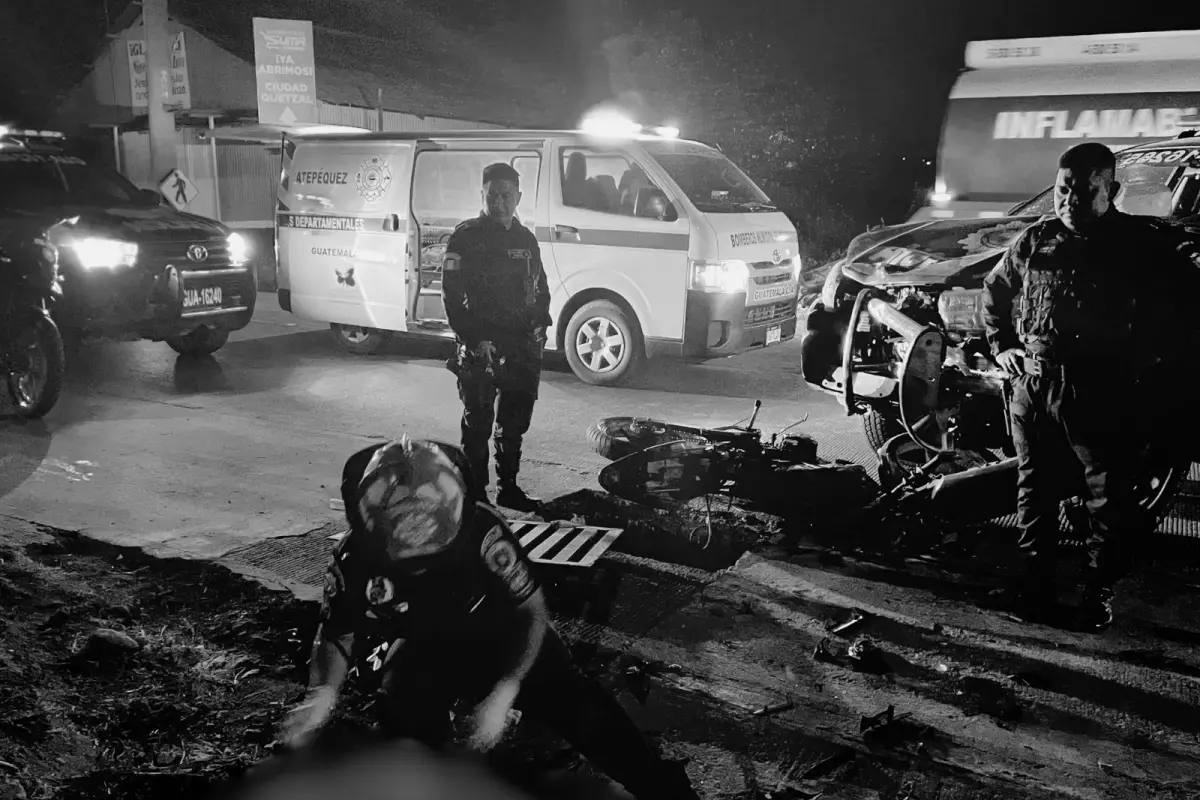 El accidente de la ruta a Ciudad Quetzal involucró a un vehículo de la PNC., Bomberos Municipales Departamentales. 