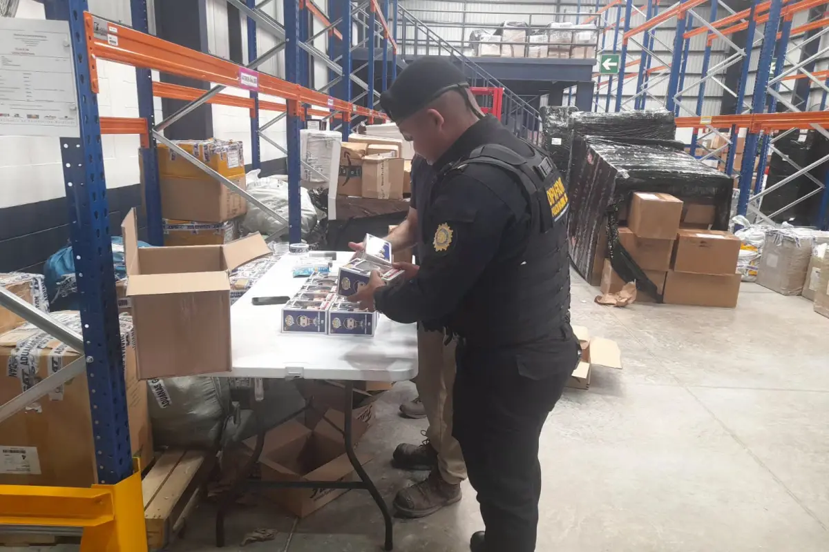 Agentes policiales contabilizaron la mercadería, para establecer el costo., Ministerio de Gobernación.