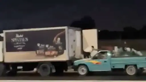 Video muestra el insólito robo a un camión en plena carretera