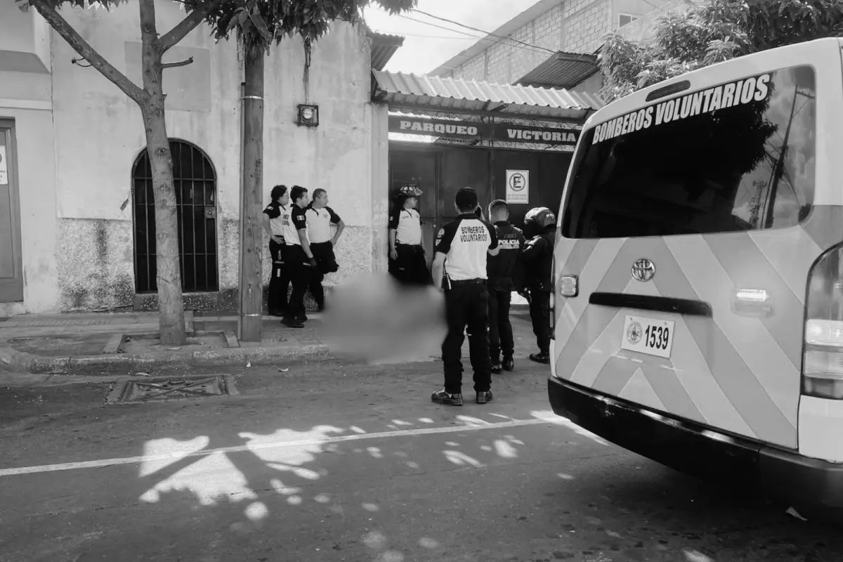 Los dos fallecidos quedaron en la vía pública, según imágenes de los cuerpos de rescate., Bomberos Voluntarios.