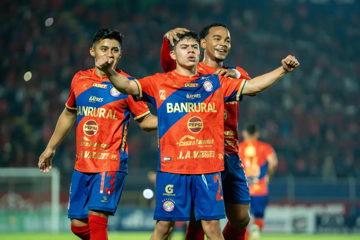 Ricardo Márquez celebrando gol ante Mixco en Quetzaltenango 