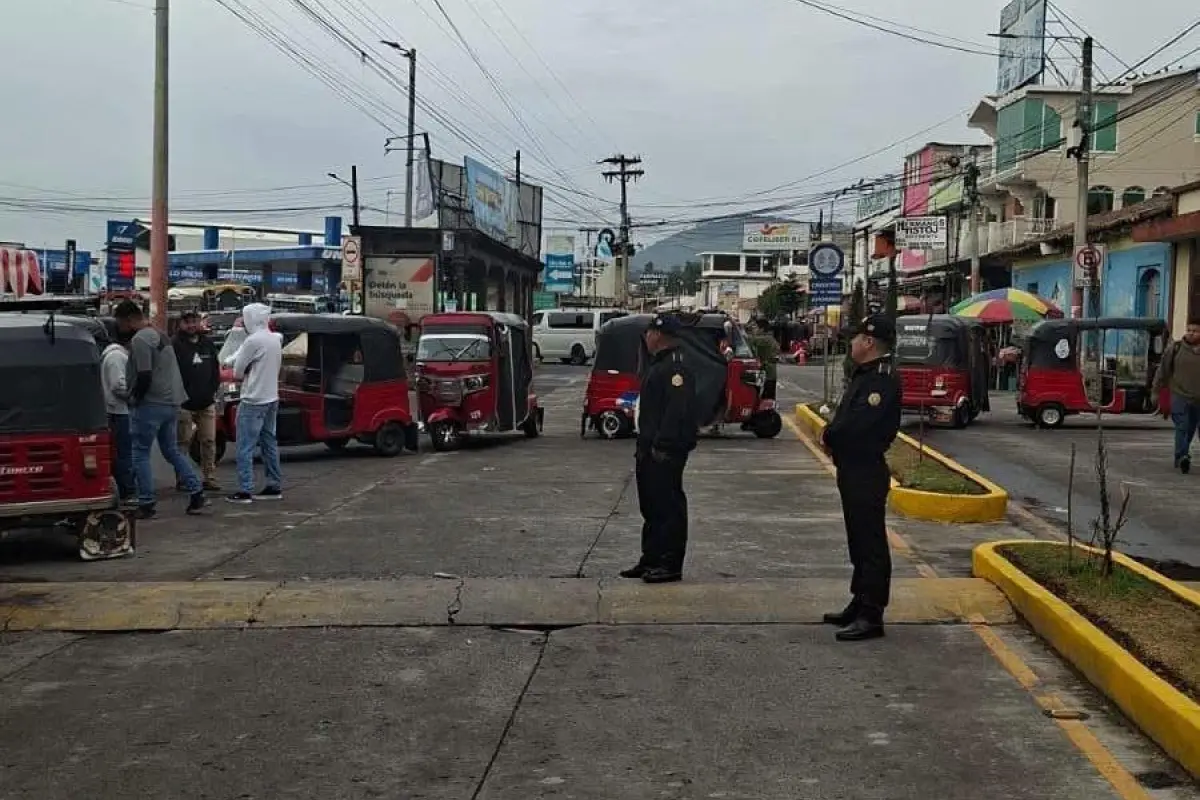 Bloqueo en la Morería, municipio de San Cristóbal, Totonicapán., Alberto Chaclán/Emisoras Unidas Departamentales