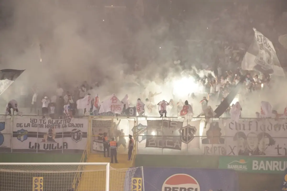 Afición de Comunicaciones en el Clásico 338 ante Municipal - Alex Meoño