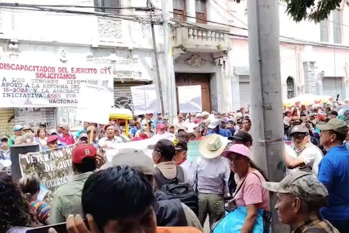 Grupos de expatrulleros y exmilitares manifiestan frente al Congreso., Omar Solís/Emisoras Unidas
