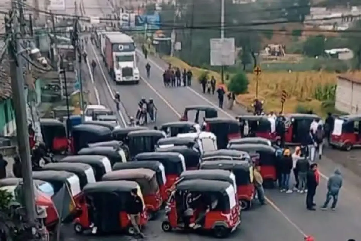Bloqueo en la ruta que conduce de Cuatro Caminos hacia San Francisco El Alto, Totonicapán., Emisoras Unidas Departamentales