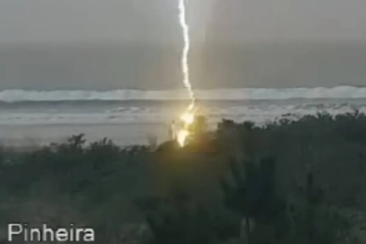 Rayo impacta a mujer que caminaba por una playa durante una tormenta., Captura de pantalla video de X.