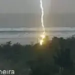 Rayo impacta a mujer que caminaba por una playa durante una tormenta. ,Captura de pantalla video de X.