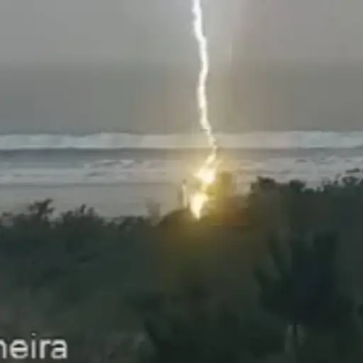 Rayo impacta a mujer que caminaba por una playa durante una tormenta. ,Captura de pantalla video de X.