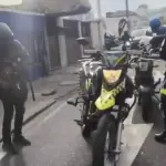 Conductor es sancionado tras altercado vial entre motoristas en zona 10. ,Captura de pantalla video de X.