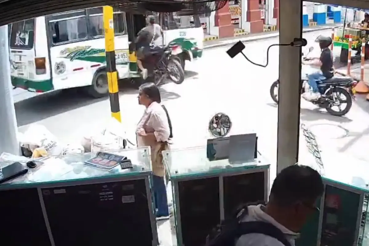 Motorista que circulaba a excesiva velocidad choca con un bus y termina dentro de la unidad, Captura de pantalla de la red social X