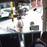 Motorista que circulaba a excesiva velocidad choca con un bus y termina dentro de la unidad ,Captura de pantalla de la red social X