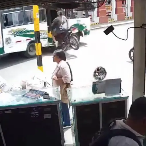 Motorista que circulaba a excesiva velocidad choca con un bus y termina dentro de la unidad ,Captura de pantalla de la red social X