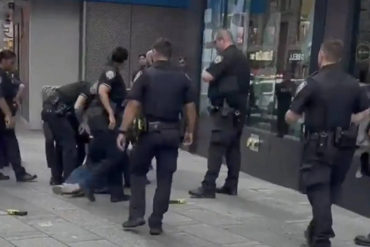 Mujer ataca a dos personas y confronta a policías., Captura de pantalla video de X.