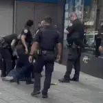 Mujer ataca a dos personas y confronta a policías. ,Captura de pantalla video de X.