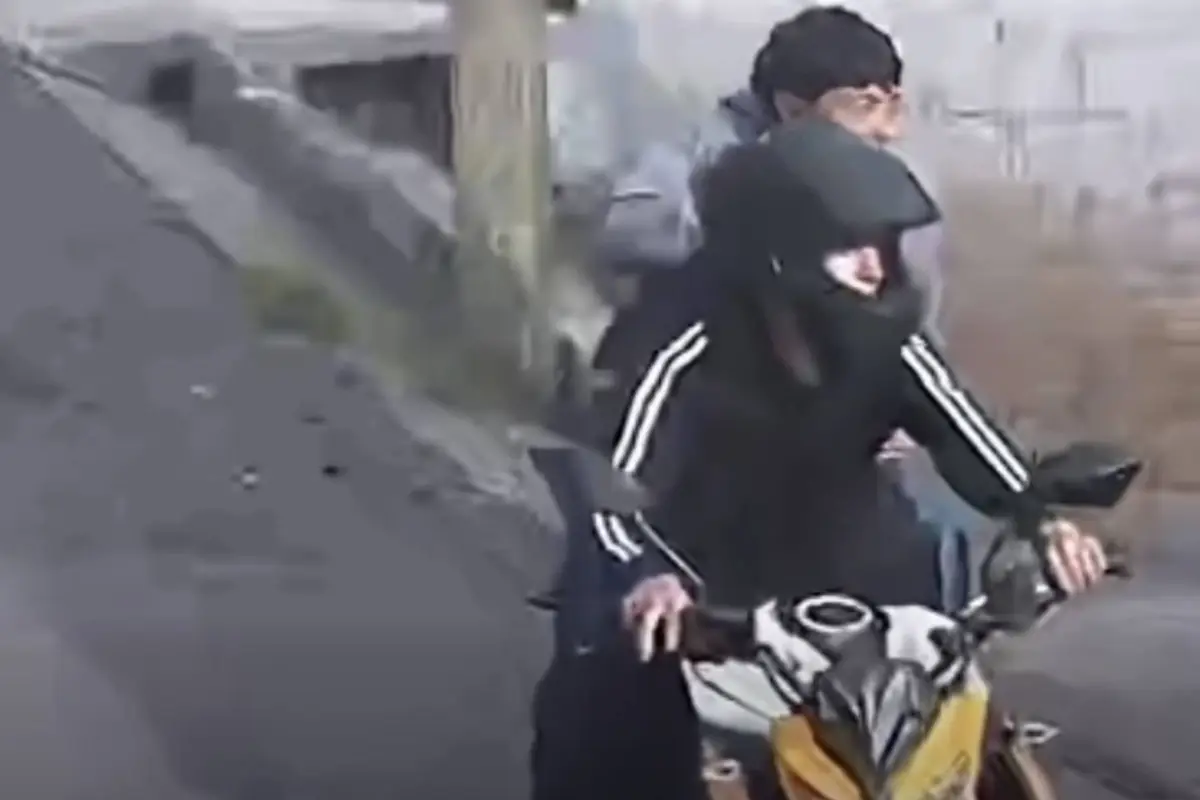 Cámara capta a motosicarios durante ataque armado en Santa Catarina Pinula., Captura de pantalla video de X.