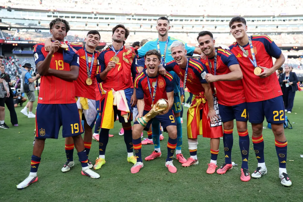 Jugadores del Barça con a copa del mundo en Nueva York - FC Barcelona