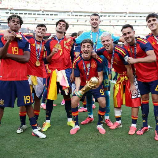 Jugadores del Barça con a copa del mundo en Nueva York - FC Barcelona