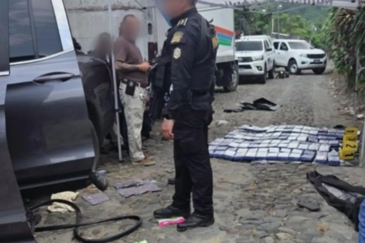 El operativo en San Marcos permitió localizar los paquetes con posible cocaína., PNC