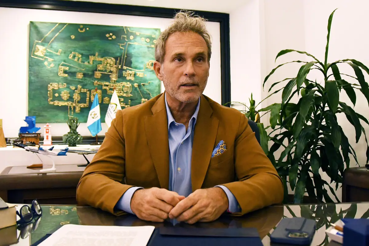 Fotografía del 19 de agosto de 2026 que muestra al director del Instituto Guatemalteco de Turismo (Inguat), Harris Whitbeck hablando durante una entrevista en Ciudad de Guatemala., EFE