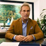 Fotografía del 19 de agosto de 2026 que muestra al director del Instituto Guatemalteco de Turismo (Inguat), Harris Whitbeck hablando durante una entrevista en Ciudad de Guatemala. ,EFE