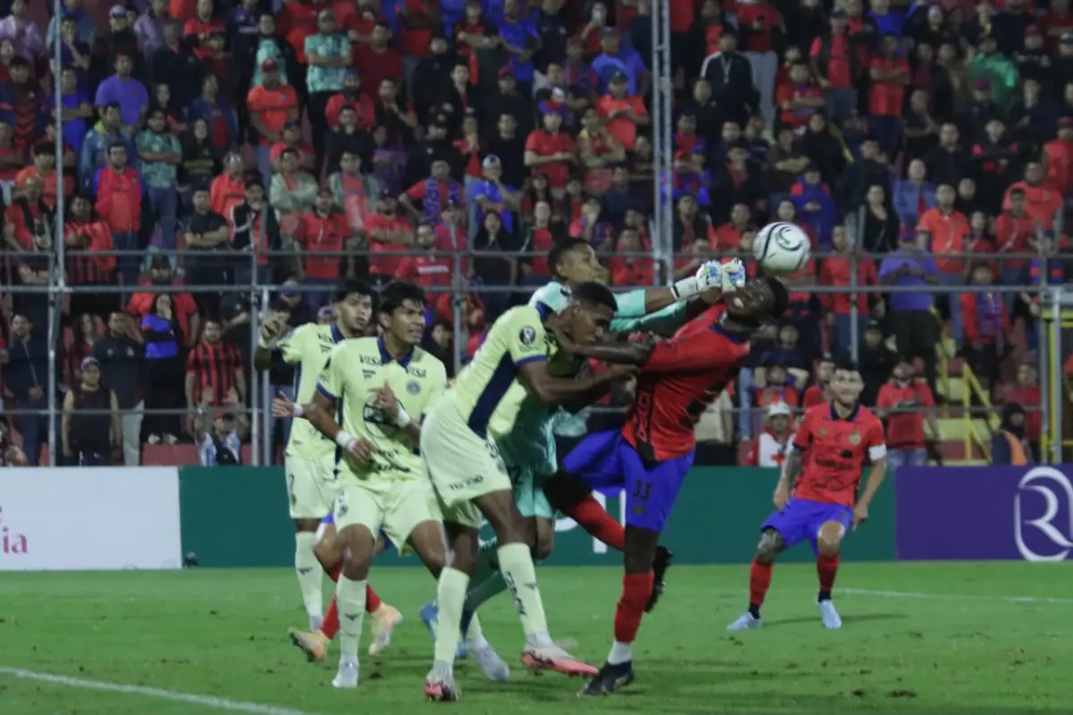 Alejandro Cabeza en una acción de juego ante Motagua 